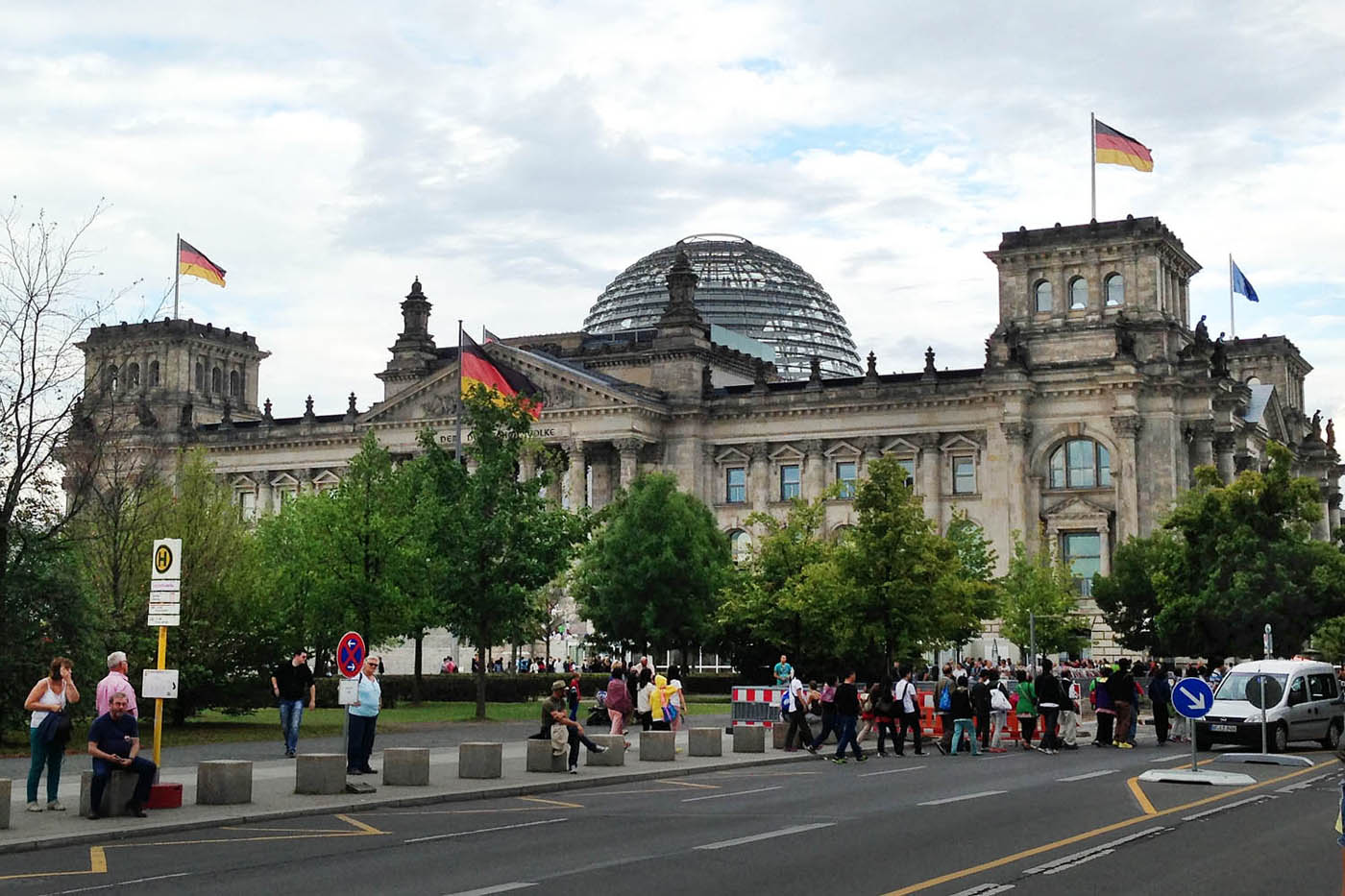 Основная туристическая программа в Берлине - знаменитые Бранденбургские ворота и Рейхстаг.