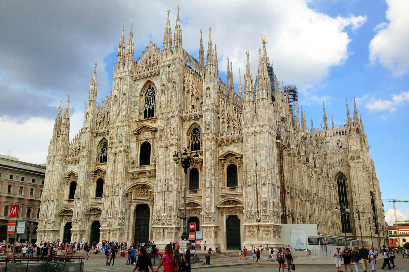 Миланский собор на центральной площади. В Италии очень много исторических построек и собор не самая древняя из них.